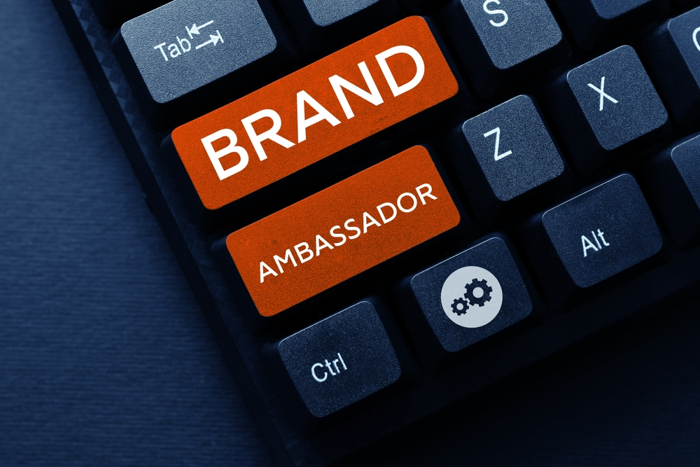 Quel influenceur choisir pour votre marque : Guide Complet pour Trouver le Meilleur Partenaire 1 Ambassadeur de marque sur clavier - quel influenceur choisir pour votre marque