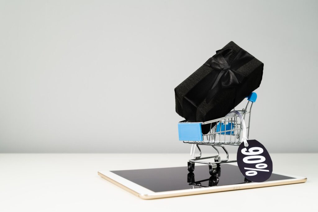 E-commerce Maroc en 2025 : Saisissez les Opportunités et Exploitez les Catégories Gagnantes 1 Un panier e-commerce sur une tablette