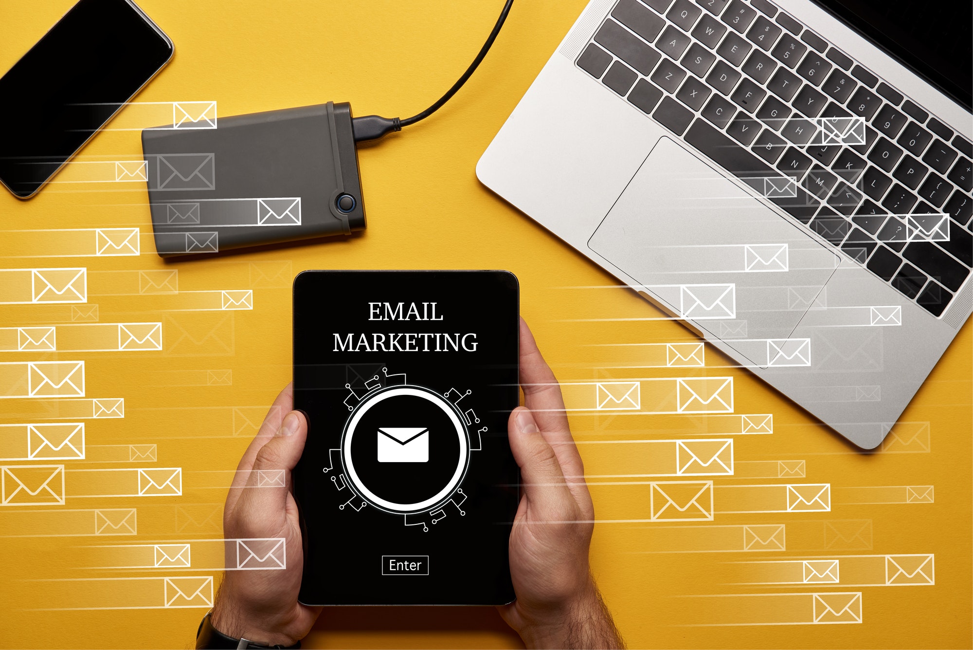 homme tenant une tablette numérique pour email marketing
