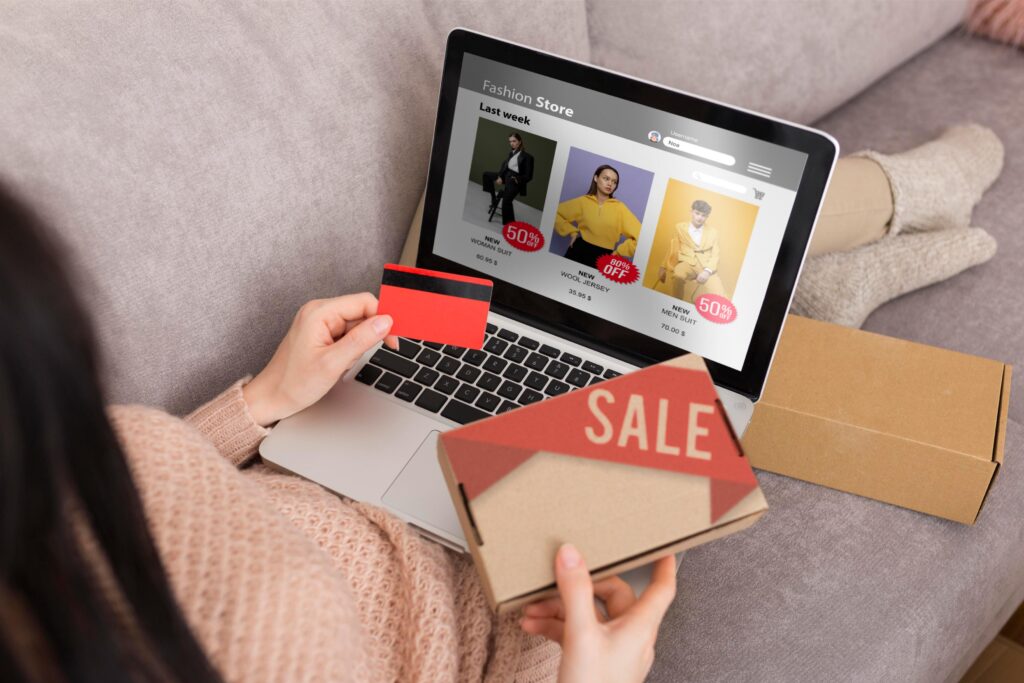 E-commerce Maroc en 2025 : Saisissez les Opportunités et Exploitez les Catégories Gagnantes 4 Une personne sur le point d'insérer sa carte de crédit pour acheter des produits en ligne