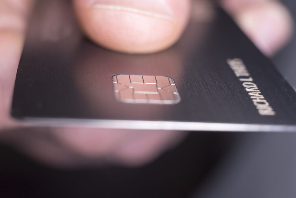 STRATÉGIE MARKETING COMPLÈTE EN 7 ÉTAPES 2 un homme donnant une carte bancaire