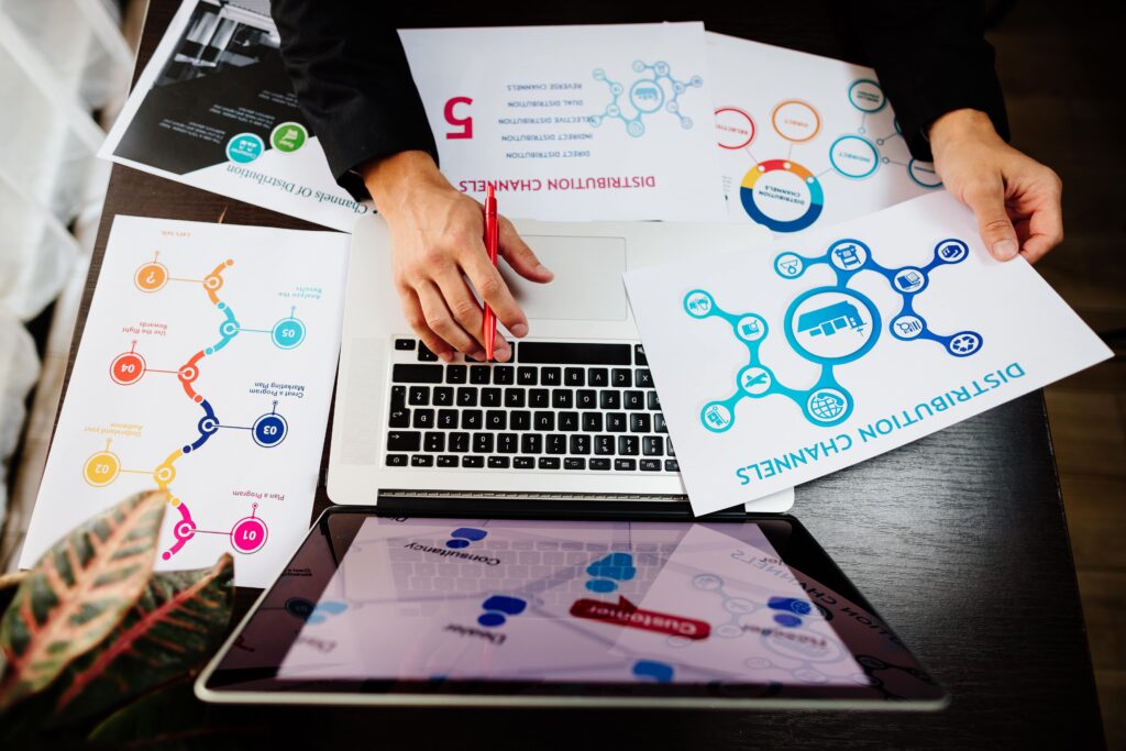 L'impact de l'IA sur le marketing de contenu : Le futur du storytelling 3 une femme travaillant sur son ordinateur avec des papiers de stratégie marketing