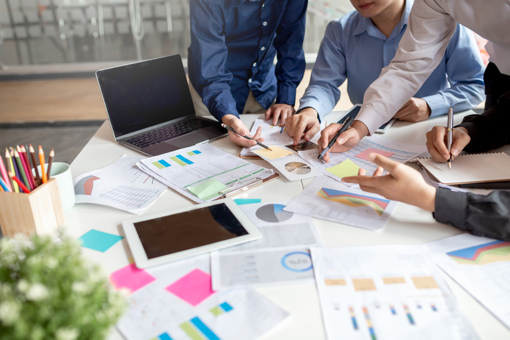 Quel est le rôle du marketing stratégique ? 2 groupe de personne dans une agence élaborant une stratégie - le rôle du marketing stratégique