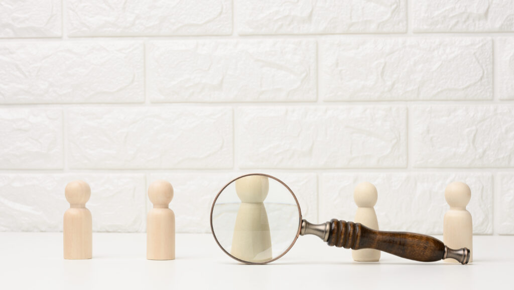 figures en bois des hommes debout sur un fond blanc