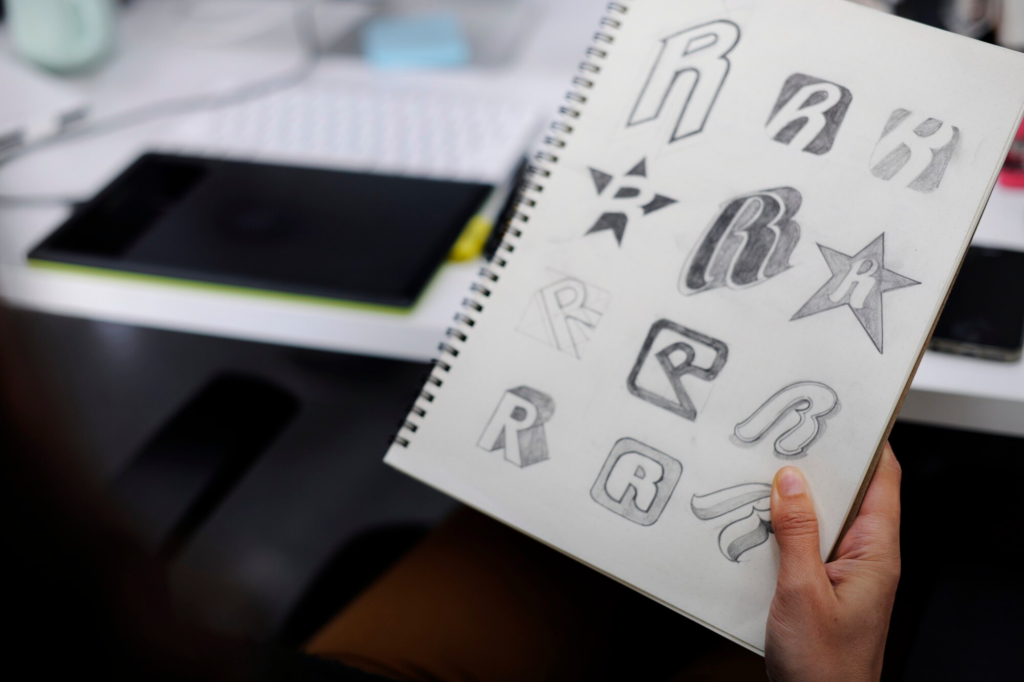 Création Logo : L'art de concevoir un symbole mémorable pour marquer les esprits 2025 / 2026 4 Tendances Actuelles