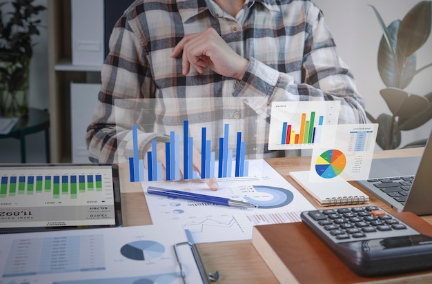 Votre stratégie référencement pour l’e-commerce en 5 étapes ! 2 Photo gratuite les hommes d'affaires travaillant dans les finances et la comptabilité analysent les finances