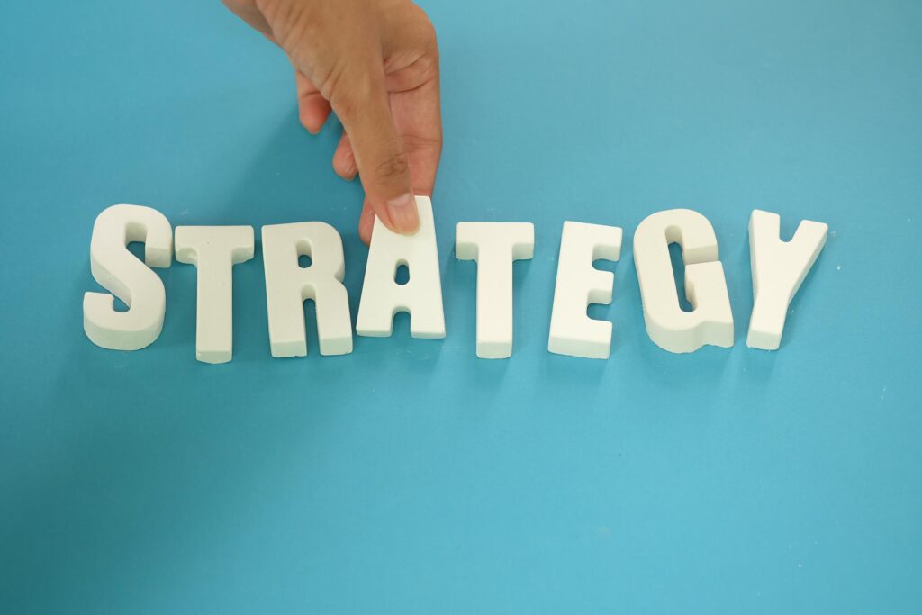 STRATÉGIE MARKETING COMPLÈTE EN 7 ÉTAPES 3 strategie marketing' écrite sur un fond bleu - Stratégie marketing complète en 7 étapes