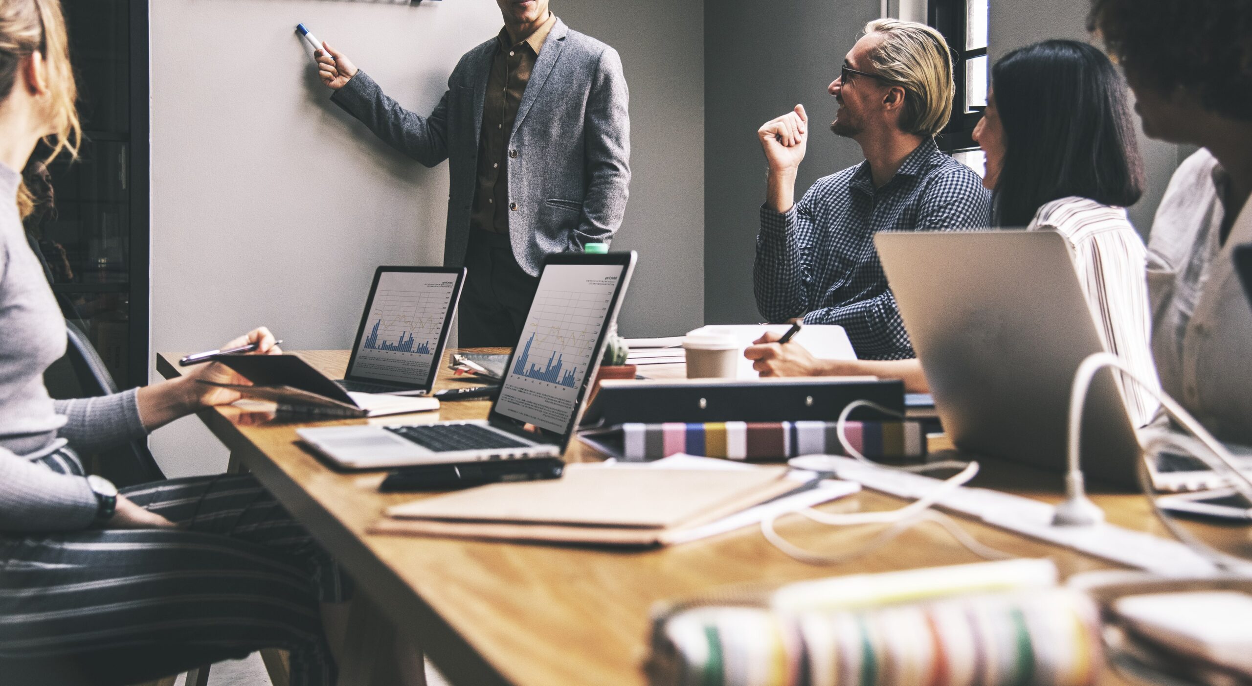 une équipe marketing se discute entre eux sur leur stratégie pour le marketing d'influence