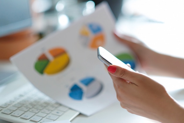 Votre stratégie référencement pour l’e-commerce en 5 étapes ! 4 Photo gratuite femme adulte travaillant au bureau