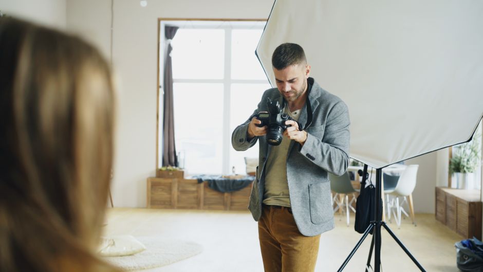 Optimiser fiche Google Business Profile Maroc : le guide 4 Photographe réalisant les photos d'un établissement pour sa fiche Google
