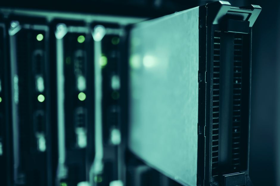 Maillage interne : bonnes pratiques SEO et méthode en 5 étapes 2 Baies de serveurs dans un centre de données, où sont hébergées les pages web explorées par les moteurs de recherche