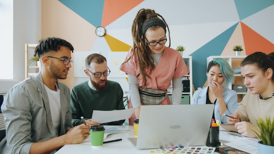 Équipe de création de site web au travail