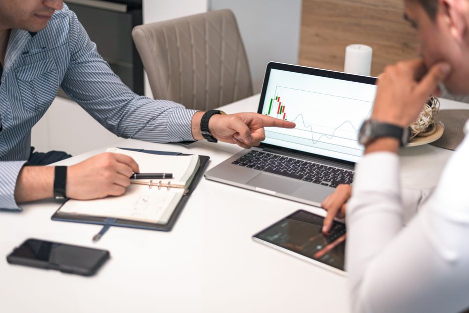 Deux consultants analysent les performances d'un site web