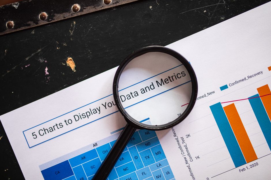 Loupe posée sur un rapport imprimé, image d'un audit du maillage interne